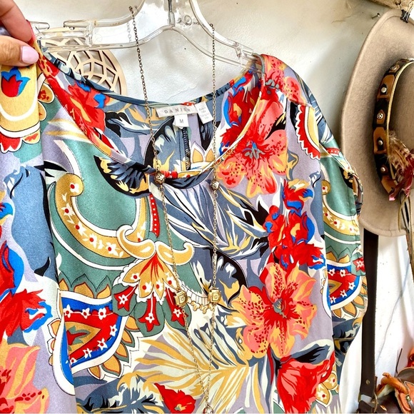 Beautiful boho blouse w paisley floral vibe resort vacay feel. - Picture 8 of 13